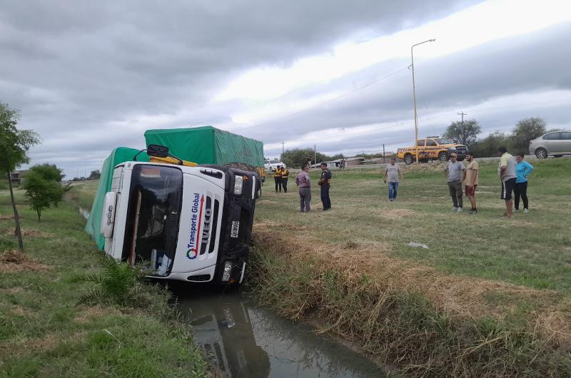 Camionero se descompuso tras una comida y terminoacute volcando