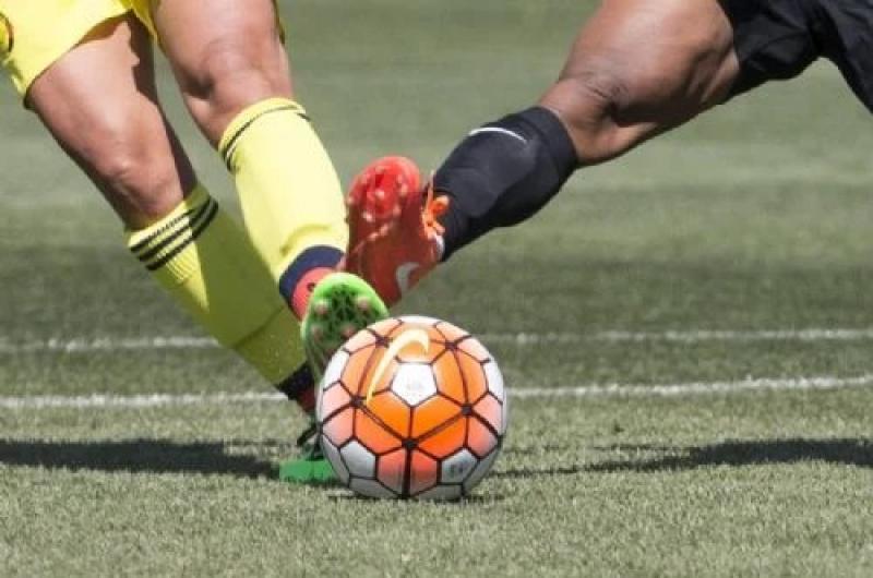 Fuacutetbol salvaje- se pelearon por una falta y sus rivales le fracturaron la mandiacutebula a pintildeas